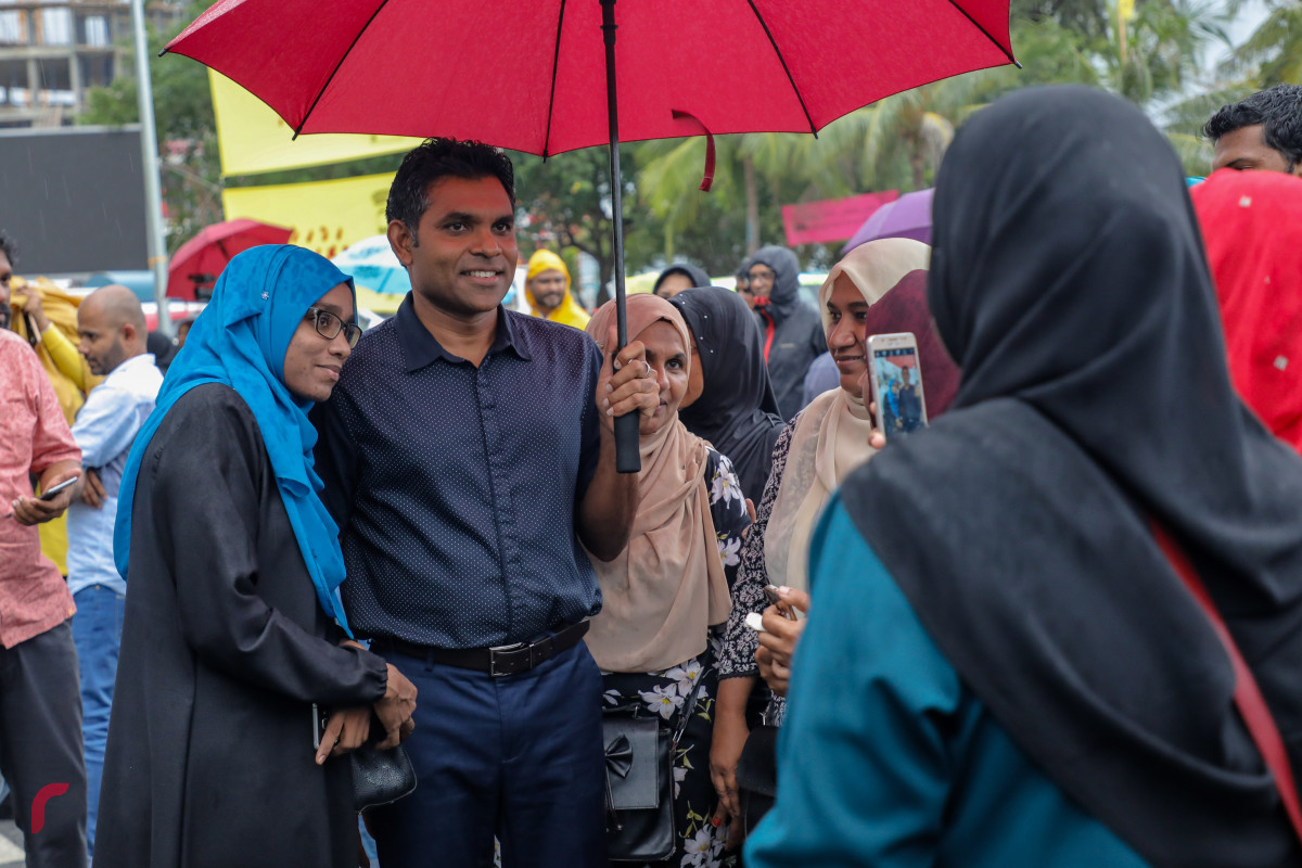 ސެޕްޓެމްބަރު 29، 2018 :2018 ވަނަ އަހަރުގެ ރިޔާސީ އިންތިހާބު ކާމިޔާބުކުރުމާއިއެކު ކުރިއަށްގެންދާ އުފާ ފާޅުކުރުމުގެ ހަރަކާތްތަކުގެ ތެރެއިން މާލެ ހަރުގެ ސަރަހައްދުގައި ކުރިއަށްގެންދިޔަ ހަރަކާތުގައި އިންތިހާބީ ނާއިބު ރައީސް ފައިސަލް ނަސީމް ބައިވެރިވެވަޑައިގެން ސަޕޯޓަރުންނާއި ބައްދަލުކުރަށްވަނީ -- ފޮޓޯ : މުހައްމަދު ޝަރުހާން/ ރާއްޖެ އެމްވީ