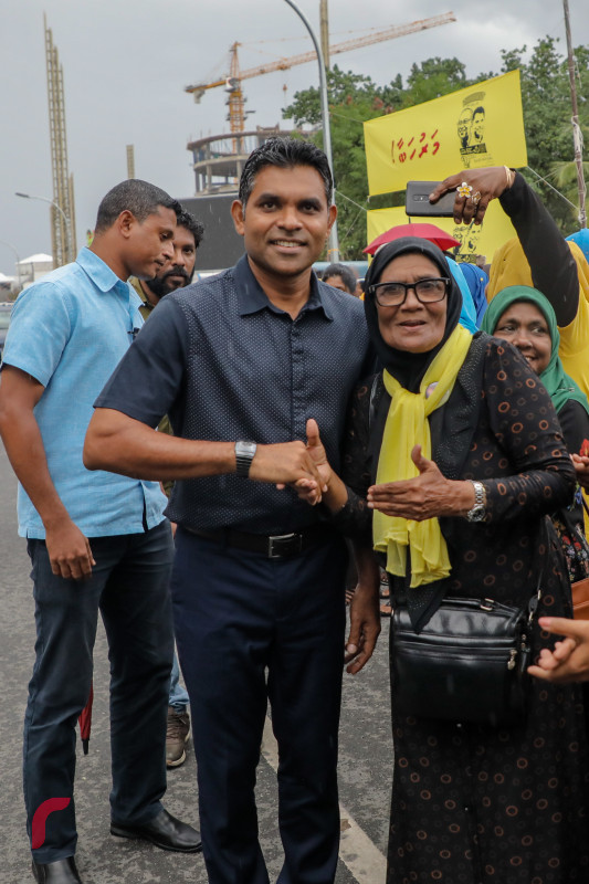 ސެޕްޓެމްބަރު 29، 2018 :2018 ވަނަ އަހަރުގެ ރިޔާސީ އިންތިހާބު ކާމިޔާބުކުރުމާއިއެކު ކުރިއަށްގެންދާ އުފާ ފާޅުކުރުމުގެ ހަރަކާތްތަކުގެ ތެރެއިން މާލެ ހަރުގެ ސަރަހައްދުގައި ކުރިއަށްގެންދިޔަ ހަރަކާތުގައި އިންތިހާބީ ނާއިބު ރައީސް ފައިސަލް ނަސީމް ބައިވެރިވެވަޑައިގެން ސަޕޯޓަރުންނާއި ބައްދަލުކުރަށްވަނީ -- ފޮޓޯ : މުހައްމަދު ޝަރުހާން/ ރާއްޖެ އެމްވީ