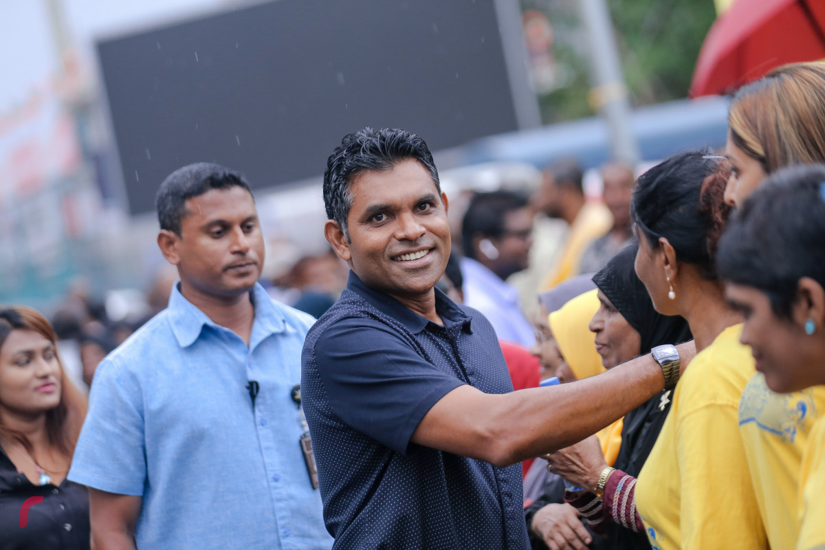 ސެޕްޓެމްބަރު 29، 2018 :2018 ވަނަ އަހަރުގެ ރިޔާސީ އިންތިހާބު ކާމިޔާބުކުރުމާއިއެކު ކުރިއަށްގެންދާ އުފާ ފާޅުކުރުމުގެ ހަރަކާތްތަކުގެ ތެރެއިން މާލެ ހަރުގެ ސަރަހައްދުގައި ކުރިއަށްގެންދިޔަ ހަރަކާތުގައި އިންތިހާބީ ނާއިބު ރައީސް ފައިސަލް ނަސީމް ބައިވެރިވެވަޑައިގެން ސަޕޯޓަރުންނާއި ބައްދަލުކުރަށްވަނީ -- ފޮޓޯ : މުހައްމަދު ޝަރުހާން/ ރާއްޖެ އެމްވީ