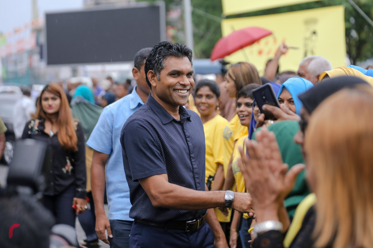 ސެޕްޓެމްބަރު 29، 2018 :2018 ވަނަ އަހަރުގެ ރިޔާސީ އިންތިހާބު ކާމިޔާބުކުރުމާއިއެކު ކުރިއަށްގެންދާ އުފާ ފާޅުކުރުމުގެ ހަރަކާތްތަކުގެ ތެރެއިން މާލެ ހަރުގެ ސަރަހައްދުގައި ކުރިއަށްގެންދިޔަ ހަރަކާތުގައި އިންތިހާބީ ނާއިބު ރައީސް ފައިސަލް ނަސީމް ބައިވެރިވެވަޑައިގެން ސަޕޯޓަރުންނާއި ބައްދަލުކުރަށްވަނީ -- ފޮޓޯ : މުހައްމަދު ޝަރުހާން/ ރާއްޖެ އެމްވީ