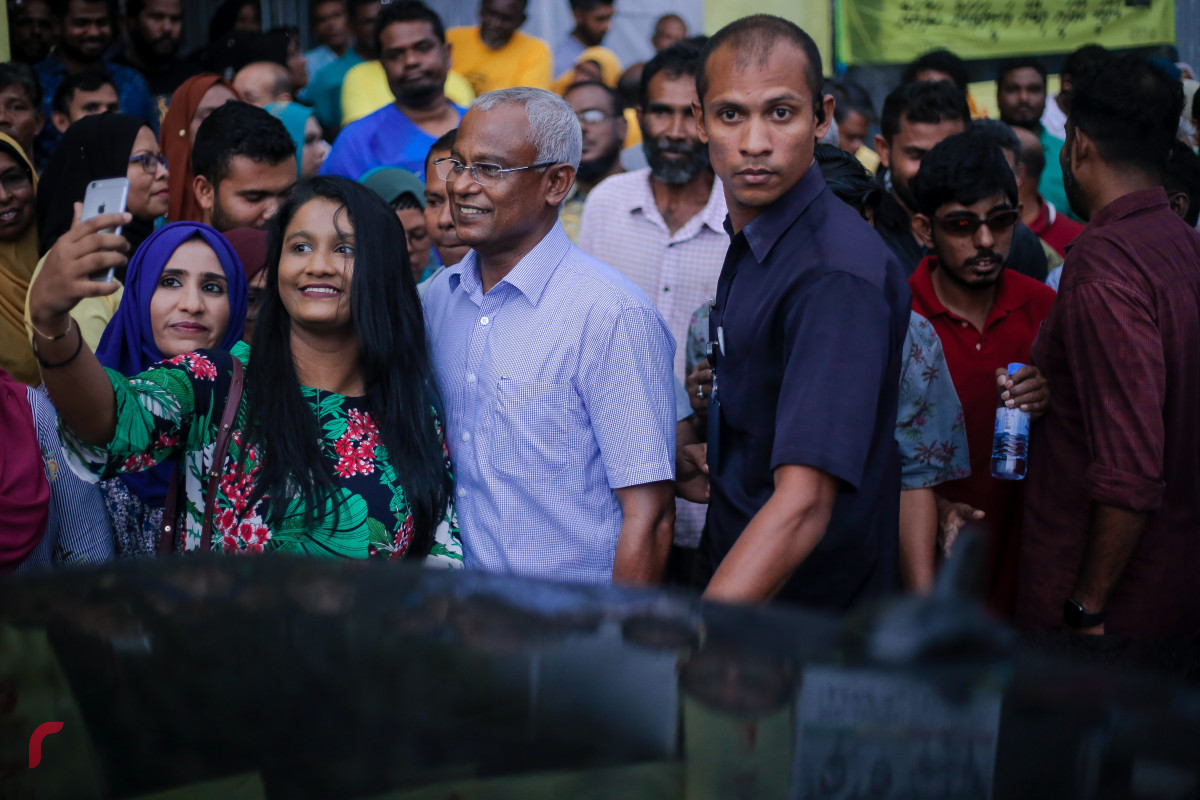 ސެޕްޓެމްބަރު 29، 2018 :2018 ވަނަ އަހަރުގެ ރިޔާސީ އިންތިހާބު ކާމިޔާބުކުރުމާއިއެކު ކުރިއަށްގެންދާ އުފާ ފާޅުކުރުމުގެ ހަރަކާތްތަކުގެ ތެރެއިން މާލެ ހަރުގެ ސަރަހައްދުގައި ކުރިއަށްގެންދިޔަ ހަރަކާތުގައި އިންތިހާބީ ރައީސް އިބްރާހިމް މުހައްމަދު ސޯލިހު ބައިވެރިވެވަޑައިގެން ސަޕޯޓަރަކާއިއެކު ފޮޓޯއަކަށް ހުއްޓިވަޑައިގެން -- ފޮޓޯ : މުހައްމަދު ޝަރުހާން/ ރާއްޖެ އެމްވީ