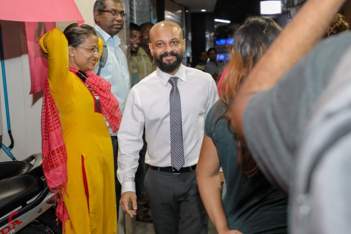 ސެޕްޓެމްބަރު 30، 2018: ދިއްގަރު ދާއިރާގެ މެމްބަރު ފާރިސް މައުމޫން މިނިވަންކުރުމާއިއެކު އެންދެރިމާގެއަށް ވަޑައިގަތުމުން ސަޕޯޓަރުން މަރުހަބާ ދަންނަވަނިީ