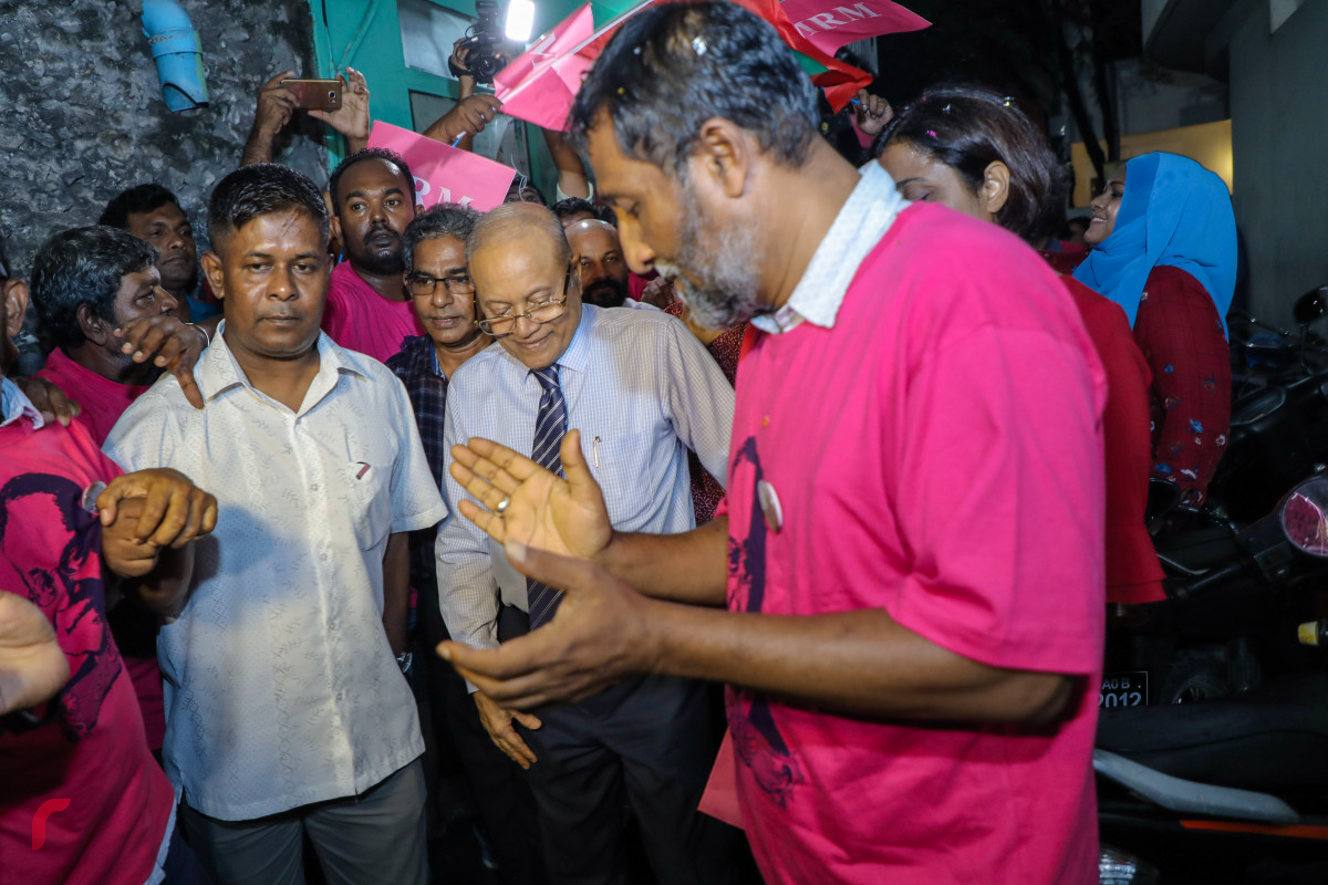 ސެޕްޓެމްބަރު 30، 2018: ކުރީގެ ރައީސް މައުމޫން އަބްދުލް ގައްޔޫމް ކަފާލާތުގެ ދަށުން ދޫކޮށްލުމުން އެންދެރިމާގެ ސަރަހައްދުގައި ސަޕޯޓަރުންނާއި ބައްދަލުކުރަށްވަނީ