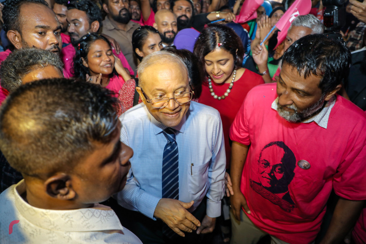 ސެޕްޓެމްބަރު 30، 2018: ކުރީގެ ރައީސް މައުމޫން އަބްދުލް ގައްޔޫމް ކަފާލާތުގެ ދަށުން ދޫކޮށްލުމުން އެންދެރިމާގެ ސަރަހައްދުގައި ސަޕޯޓަރުންނާއި ބައްދަލުކުރަށްވަނީ