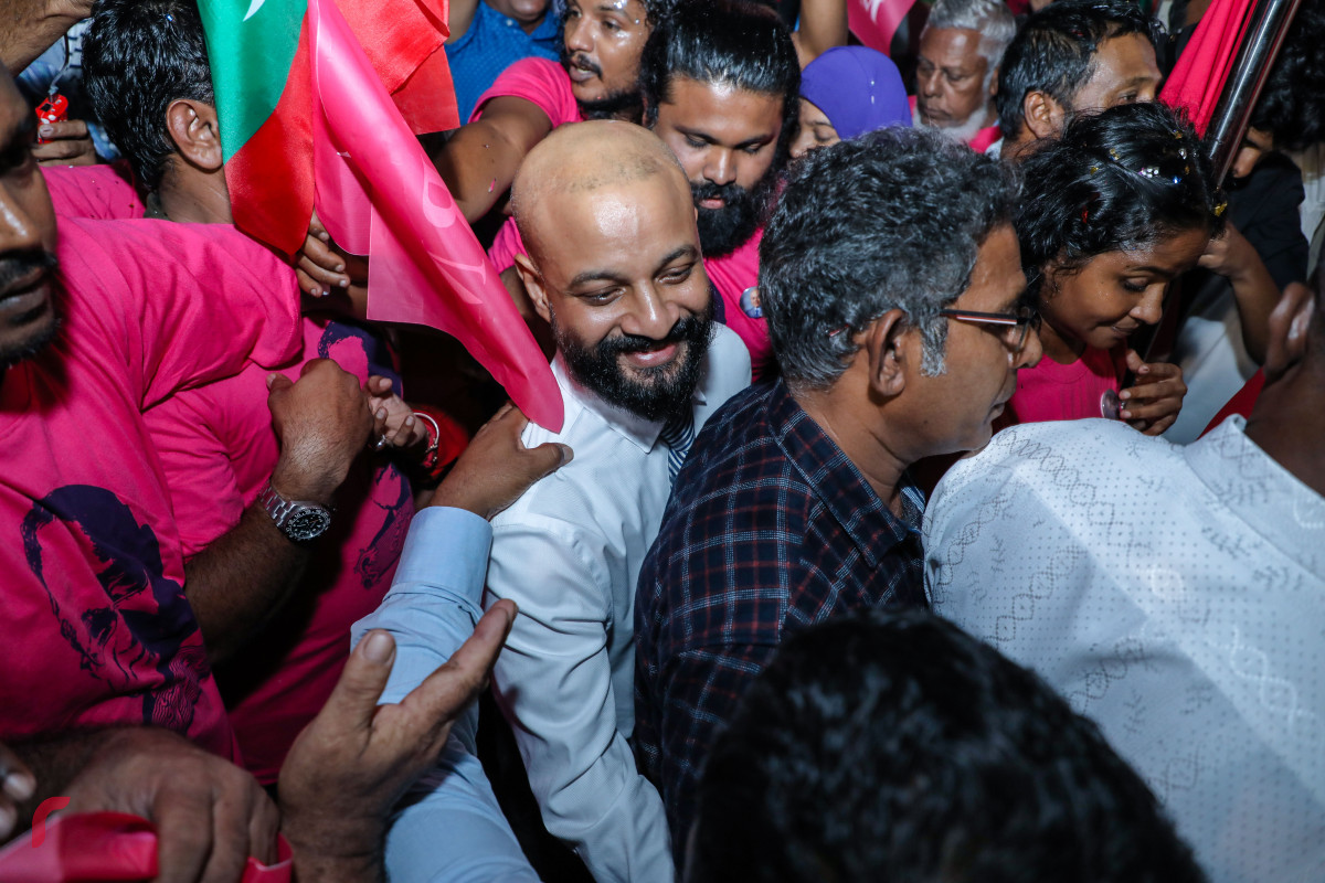 ސެޕްޓެމްބަރު 30، 2018: ދިއްގަރު ދާއިރާގެ މެމްބަރު ފާރިސް މައުމޫން މިނިވަންކުރުމާއިއެކު އެންދެރިމާގެއަށް ވަޑައިގަތުމުން ސަޕޯޓަރުން މަރުހަބާ ދަންނަވަނިީ