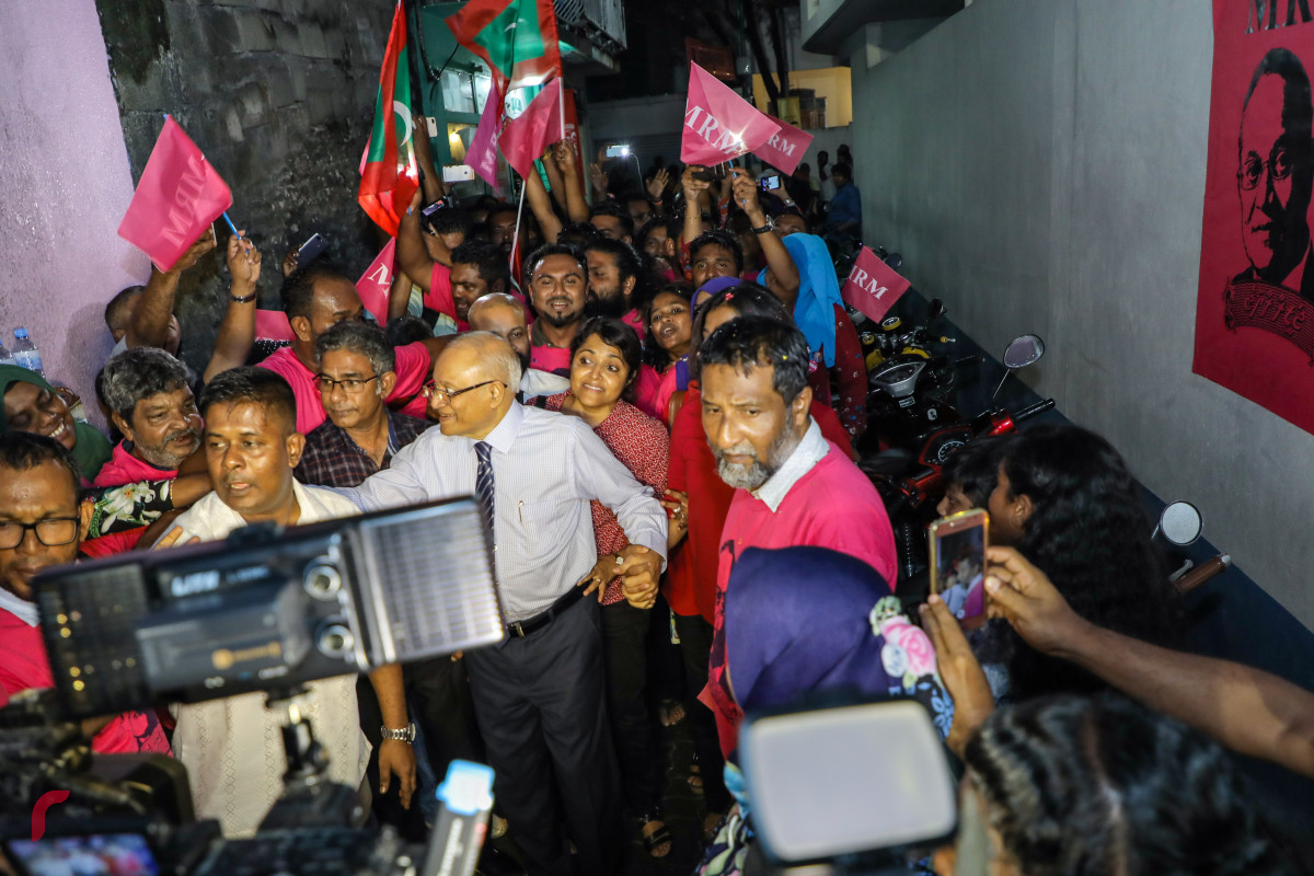 ސެޕްޓެމްބަރު 30، 2018: ކުރީގެ ރައީސް މައުމޫން އަބްދުލް ގައްޔޫމް ކަފާލާތުގެ ދަށުން ދޫކޮށްލުމުން އެންދެރިމާގެ ސަރަހައްދުގައި ސަޕޯޓަރުންނާއި ބައްދަލުކުރަށްވަނީ