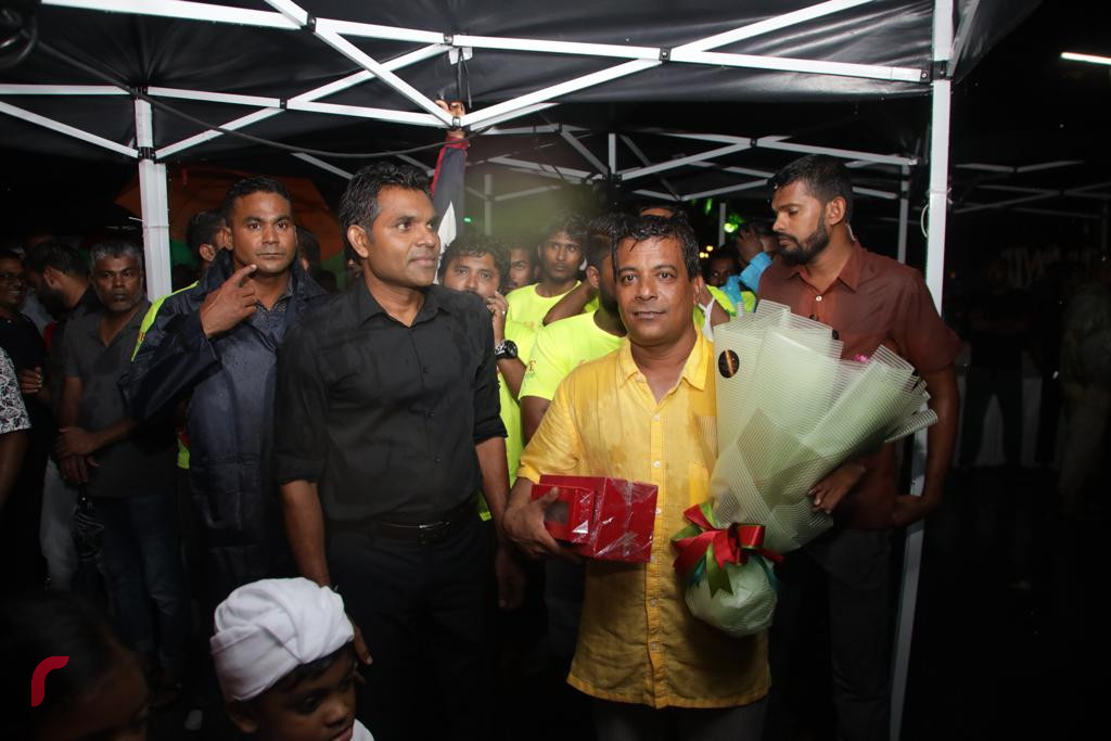 އޮކްޓޫބަރު 2، 2018: ރިޔާސީ އިންތިހާބުގެ ކާމިޔާބީ ފާހަގަކުރުމަށް މާލޭގެ އެކި ސަރަހައްދުތަކުގައި ހިންގަމުންއަންނަ އުފާފާޅުކުރުމުގެ ހަރަކާތްތަކުގެ ތެރެއިން ސުވެނިއަރ ޝޮޕްތަކުން އިންތިޒާމުކޮށްގެން، ޗާންދަނީމަގުގައި އިންތިޚާބީ ރައީސް އިބްރާހިމް މުހައްމަދު ސޯލިހާއި އިންތިޚާބީ ނައިބު ރައީސް ފައިސަލް ބައިވެރިވެވަޑައިގަންނަވަނީ