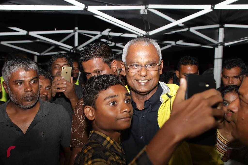 އޮކްޓޫބަރު 2، 2018: ރިޔާސީ އިންތިހާބުގެ ކާމިޔާބީ ފާހަގަކުރުމަށް މާލޭގެ އެކި ސަރަހައްދުތަކުގައި ހިންގަމުންއަންނަ އުފާފާޅުކުރުމުގެ ހަރަކާތްތަކުގެ ތެރެއިން ސުވެނިއަރ ޝޮޕްތަކުން އިންތިޒާމުކޮށްގެން، ޗާންދަނީމަގުގައި އިންތިޚާބީ ރައީސް އިބްރާހިމް މުހައްމަދު ސޯލިހާއި އިންތިޚާބީ ނައިބު ރައީސް ފައިސަލް ބައިވެރިވެވަޑައިގަންނަވަނީ