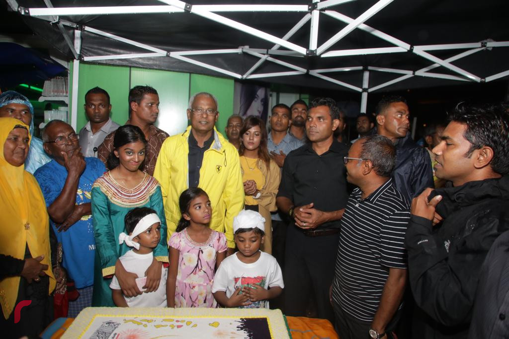 އޮކްޓޫބަރު 2، 2018: ރިޔާސީ އިންތިހާބުގެ ކާމިޔާބީ ފާހަގަކުރުމަށް މާލޭގެ އެކި ސަރަހައްދުތަކުގައި ހިންގަމުންއަންނަ އުފާފާޅުކުރުމުގެ ހަރަކާތްތަކުގެ ތެރެއިން ސުވެނިއަރ ޝޮޕްތަކުން އިންތިޒާމުކޮށްގެން، ޗާންދަނީމަގުގައި އިންތިޚާބީ ރައީސް އިބްރާހިމް މުހައްމަދު ސޯލިހާއި އިންތިޚާބީ ނައިބު ރައީސް ފައިސަލް ބައިވެރިވެވަޑައިގަންނަވަނީ