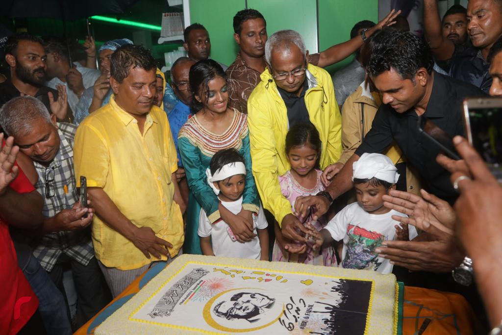 އޮކްޓޫބަރު 2، 2018: ރިޔާސީ އިންތިހާބުގެ ކާމިޔާބީ ފާހަގަކުރުމަށް މާލޭގެ އެކި ސަރަހައްދުތަކުގައި ހިންގަމުންއަންނަ އުފާފާޅުކުރުމުގެ ހަރަކާތްތަކުގެ ތެރެއިން ސުވެނިއަރ ޝޮޕްތަކުން އިންތިޒާމުކޮށްގެން، ޗާންދަނީމަގުގައި އިންތިޚާބީ ރައީސް އިބްރާހިމް މުހައްމަދު ސޯލިހާއި އިންތިޚާބީ ނައިބު ރައީސް ފައިސަލް ބައިވެރިވެވަޑައިގަންނަވަނީ