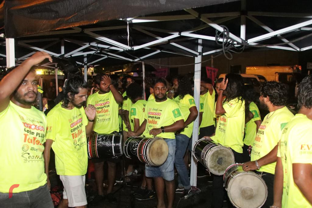 އޮކްޓޫބަރު 2، 2018އޮކްޓޫބަރު 2، 2018:ރިޔާސީ އިންތިހާބުގެ ކާމިޔާބީ ފާހަގަކުރުމަށް މާލޭގެ އެކި ސަރަހައްދުތަކުގައި ހިންގަމުންއަންނަ އުފާފާޅުކުރުމުގެ ހަރަކާތްތަކުގެ ތެރެއިން ސުވެނިއަރ ޝޮޕްތަކުން އިންތިޒާމުކޮށްގެން، ޗާންދަނީމަގު  ގައި ކުރިއަށްގެންދިޔަ ހަރަކާތުގެ ތެރެއިން