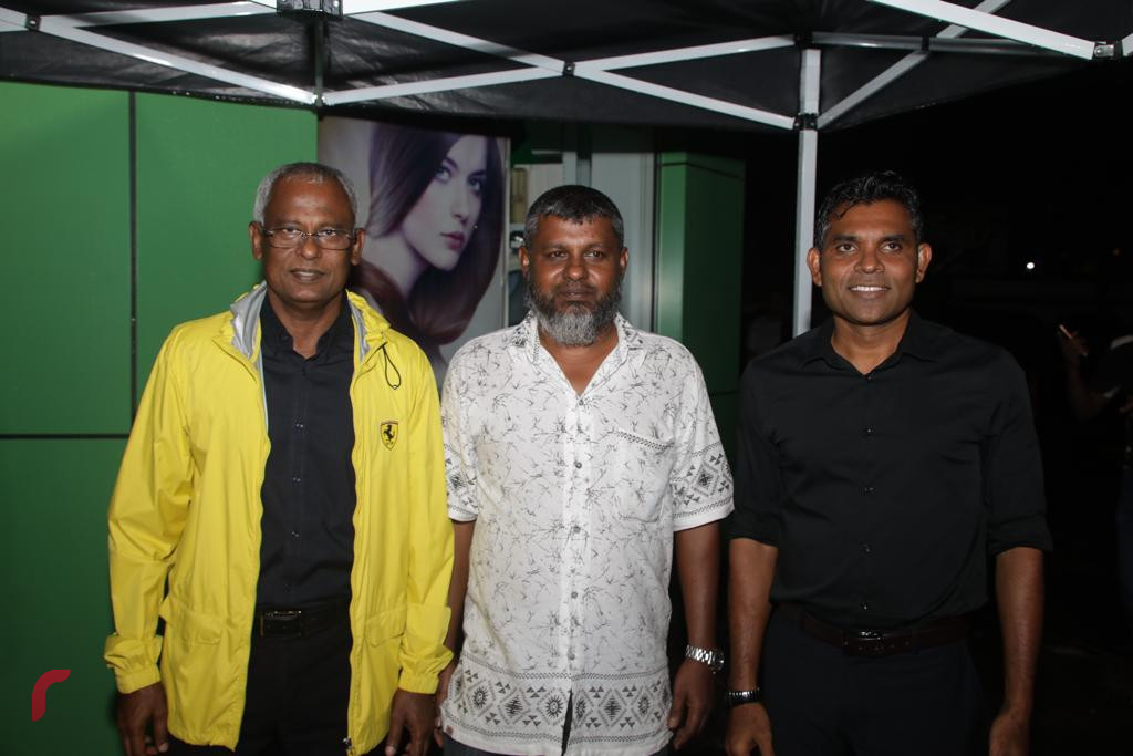 އޮކްޓޫބަރު 2، 2018: ރިޔާސީ އިންތިހާބުގެ ކާމިޔާބީ ފާހަގަކުރުމަށް މާލޭގެ އެކި ސަރަހައްދުތަކުގައި ހިންގަމުންއަންނަ އުފާފާޅުކުރުމުގެ ހަރަކާތްތަކުގެ ތެރެއިން ސުވެނިއަރ ޝޮޕްތަކުން އިންތިޒާމުކޮށްގެން، ޗާންދަނީމަގުގައި އިންތިޚާބީ ރައީސް އިބްރާހިމް މުހައްމަދު ސޯލިހާއި އިންތިޚާބީ ނައިބު ރައީސް ފައިސަލް ބައިވެރިވެވަޑައިގަންނަވަނީ