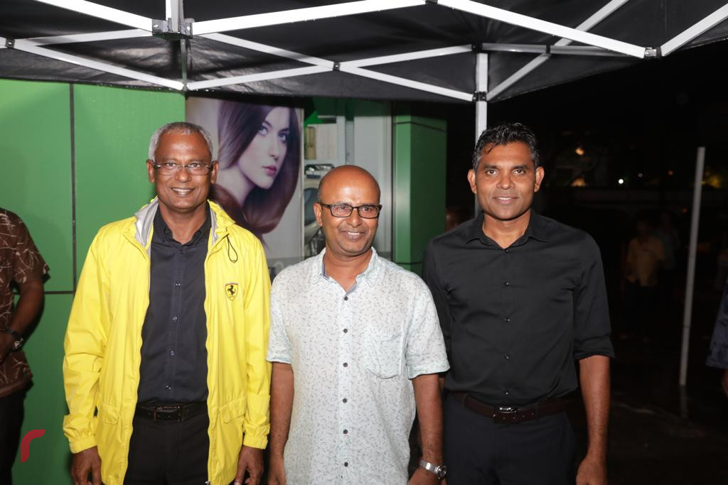 އޮކްޓޫބަރު 2، 2018: ރިޔާސީ އިންތިހާބުގެ ކާމިޔާބީ ފާހަގަކުރުމަށް މާލޭގެ އެކި ސަރަހައްދުތަކުގައި ހިންގަމުންއަންނަ އުފާފާޅުކުރުމުގެ ހަރަކާތްތަކުގެ ތެރެއިން ސުވެނިއަރ ޝޮޕްތަކުން އިންތިޒާމުކޮށްގެން، ޗާންދަނީމަގުގައި އިންތިޚާބީ ރައީސް އިބްރާހިމް މުހައްމަދު ސޯލިހާއި އިންތިޚާބީ ނައިބު ރައީސް ފައިސަލް ބައިވެރިވެވަޑައިގަންނަވަނީ