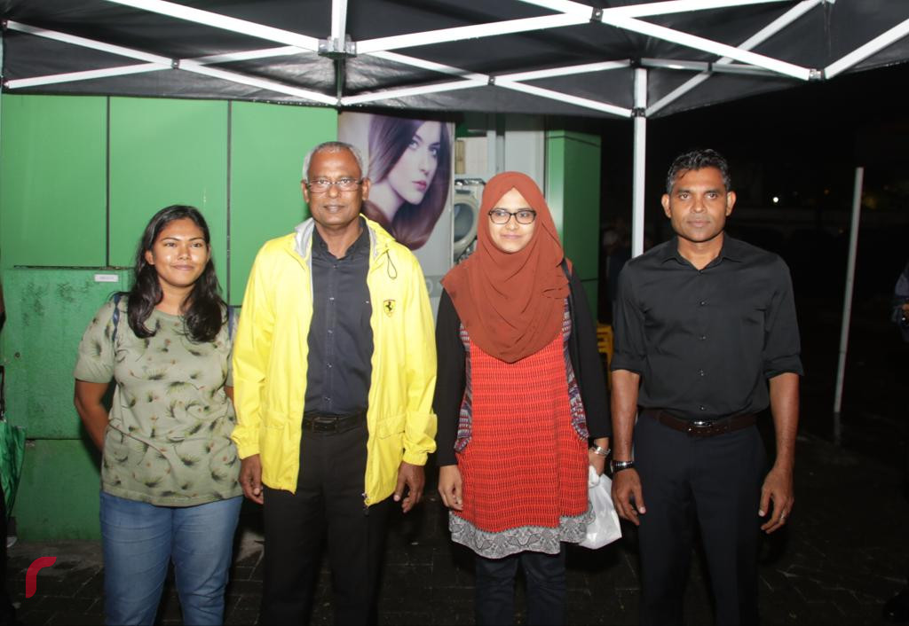 އޮކްޓޫބަރު 2، 2018: ރިޔާސީ އިންތިހާބުގެ ކާމިޔާބީ ފާހަގަކުރުމަށް މާލޭގެ އެކި ސަރަހައްދުތަކުގައި ހިންގަމުންއަންނަ އުފާފާޅުކުރުމުގެ ހަރަކާތްތަކުގެ ތެރެއިން ސުވެނިއަރ ޝޮޕްތަކުން އިންތިޒާމުކޮށްގެން، ޗާންދަނީމަގުގައި އިންތިޚާބީ ރައީސް އިބްރާހިމް މުހައްމަދު ސޯލިހާއި އިންތިޚާބީ ނައިބު ރައީސް ފައިސަލް ބައިވެރިވެވަޑައިގަންނަވަނީ