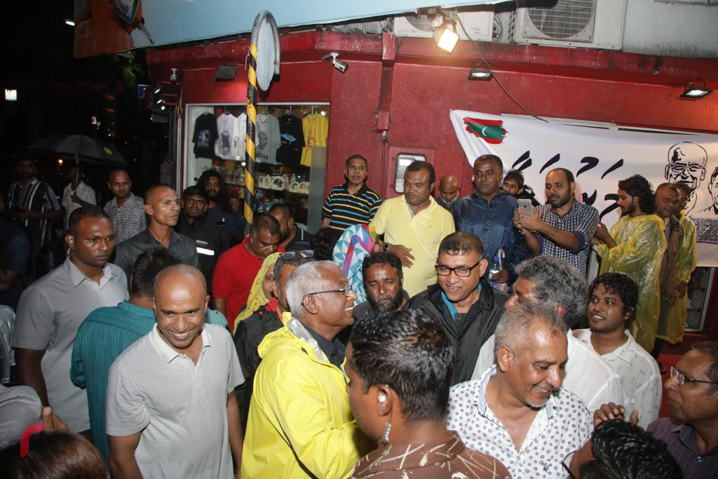 އޮކްޓޫބަރު 2، 2018: ރިޔާސީ އިންތިހާބުގެ ކާމިޔާބީ ފާހަގަކުރުމަށް މާލޭގެ އެކި ސަރަހައްދުތަކުގައި ހިންގަމުންއަންނަ އުފާފާޅުކުރުމުގެ ހަރަކާތްތަކުގެ ތެރެއިން ސުވެނިއަރ ޝޮޕްތަކުން އިންތިޒާމުކޮށްގެން، ޗާންދަނީމަގުގައި އިންތިޚާބީ ރައީސް އިބްރާހިމް މުހައްމަދު ސޯލިހާއި އިންތިޚާބީ ނައިބު ރައީސް ފައިސަލް ބައިވެރިވެވަޑައިގަންނަވަނީ