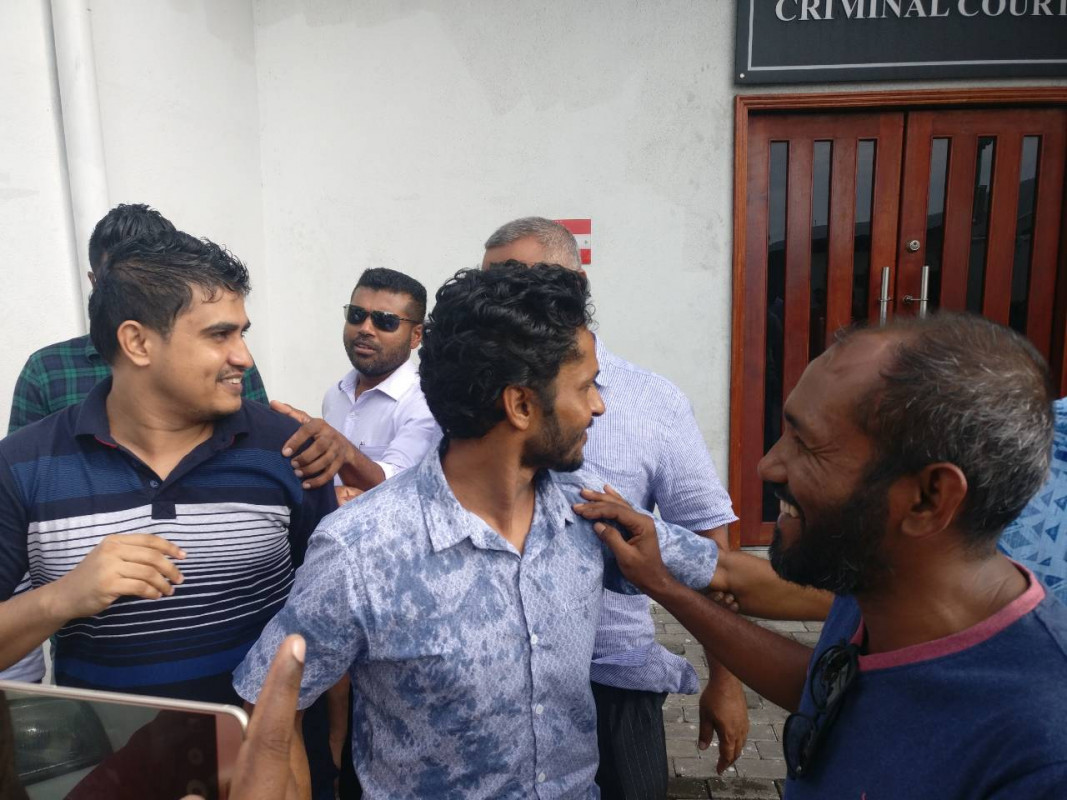 މިނިވަންވުމަށް ފަހު އެސްއޯ ފުލުހުންގެ ކުރީގެ އިސް ވެރިން ކްރިމިނަލް ކޯޓުގެ ބޭރުގައި