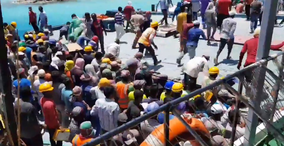 ގިނަ އަދަދެއްގެ ބިދޭސީ މުވައްޒަފުން އަރުވައިގެން ދަތުރު ކުރި ދޯނި