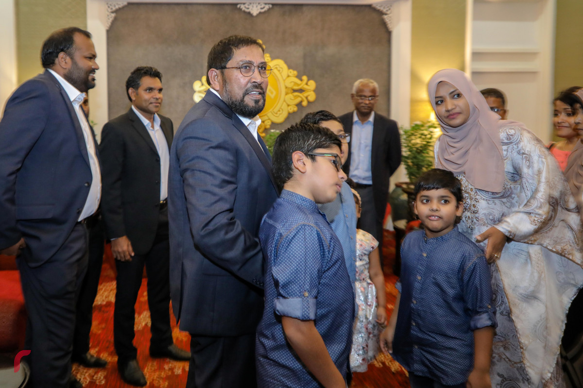 4 އޮކްޓޯބަރ 2018: ޖަލު ޙުކުމެއް ތަންފީޒުކުރައްވަމުން ބޭސްފަރުވާއަށް ރާއްޖެއިން ބޭރަށް ވަޑައިގެން ޖަރުމަނުވިލާތުގައި ގިނަ ދުވަސްތަކެއް ހޭދަ ކުރެއްވުމަށްފަހު ރާއްޖެ ވަޑައިގެން ވެލާނާ އިންޓަރނޭޝަނަލް އެއާޕޯޓްގެ ވީއައިޕީ ލޯންޖްގައި ޤާސިމް އިބްރާހިމް އެމަނިކުފާނުގެ އާއިލާގެ ބޭފުޅުންނާ ބައްދަލުކުރައްވަނީ