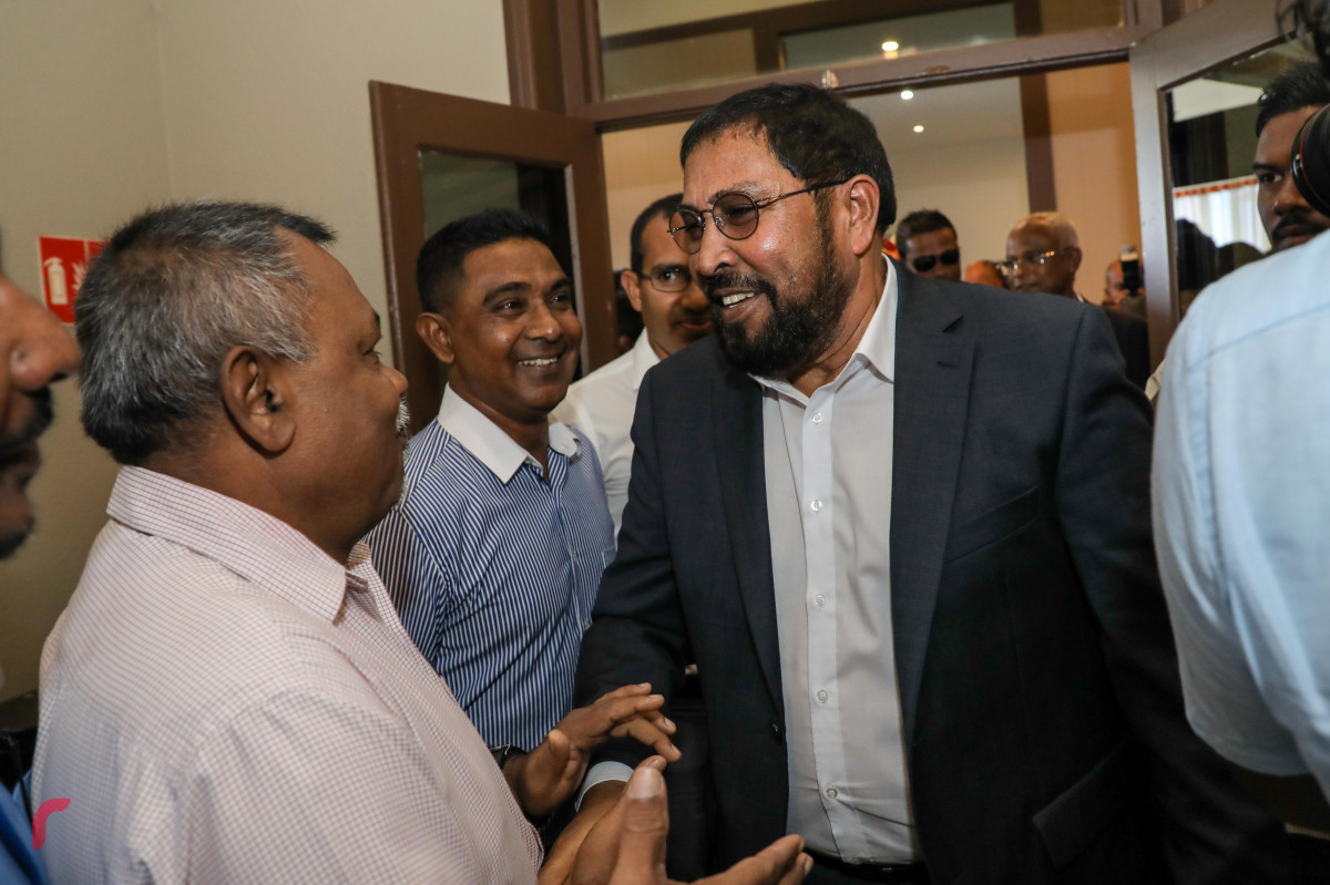 4 އޮކްޓޯބަރ 2018: ޖަލު ޙުކުމެއް ތަންފީޒުކުރައްވަމުން ބޭސްފަރުވާއަށް ރާއްޖެއިން ބޭރަށް ވަޑައިގެން ޖަރުމަނުވިލާތުގައި ގިނަ ދުވަސްތަކެއް ހޭދަ ކުރެއްވުމަށްފަހު ޤާސިމް ރާއްޖެ ވަޑައިގަތުމުން މަރުޙަބާ ކިޔަން ގޮސްތިބި ފަރާތްތަކާއި ޤާސިމް ސަލާމް ކުރައްވަނީ