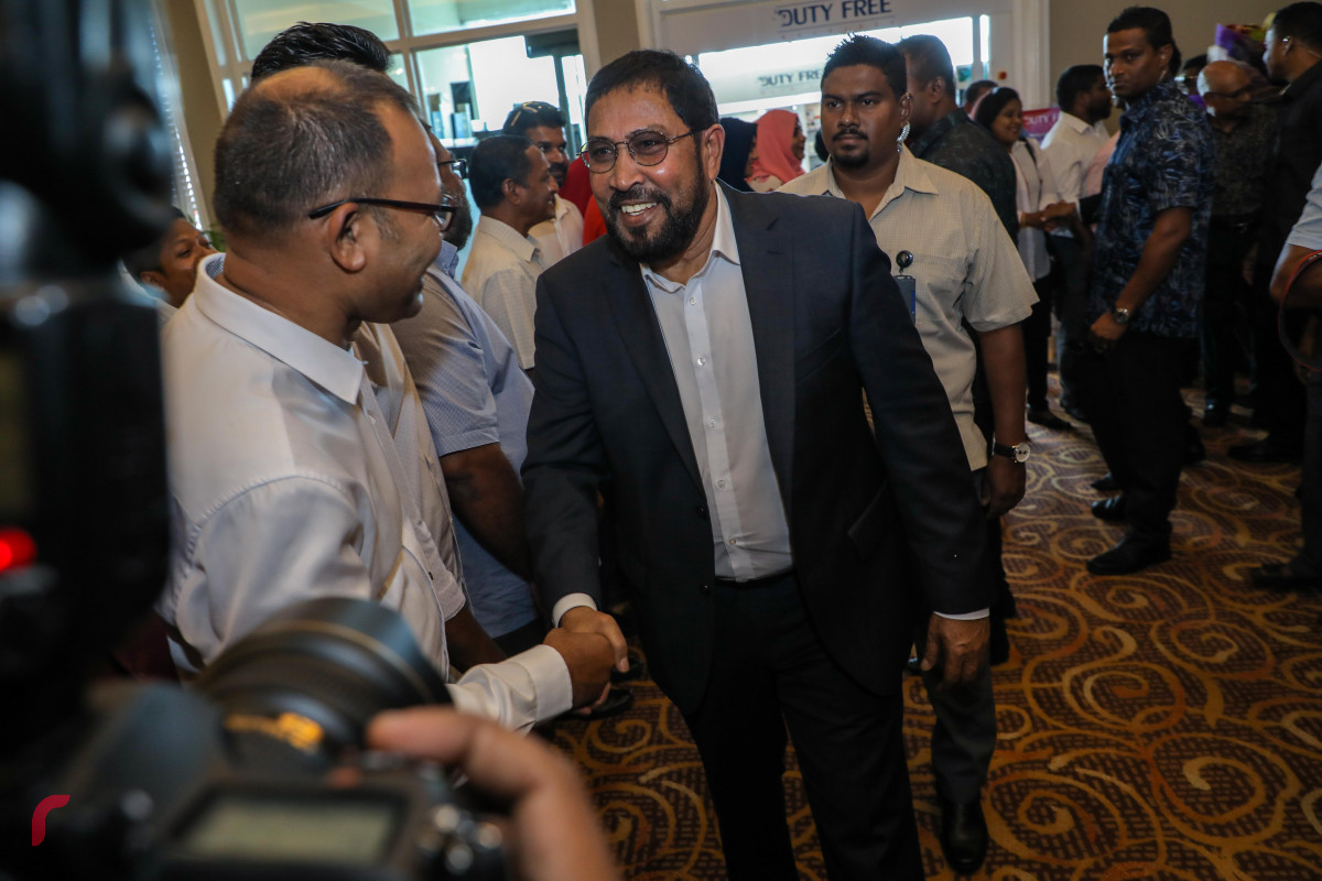 4 އޮކްޓޯބަރ 2018: ޖަލު ޙުކުމެއް ތަންފީޒުކުރައްވަމުން ބޭސްފަރުވާއަށް ރާއްޖެއިން ބޭރަށް ވަޑައިގެން ޖަރުމަނުވިލާތުގައި ގިނަ ދުވަސްތަކެއް ހޭދަ ކުރެއްވުމަށްފަހު ޤާސިމް ރާއްޖެ ވަޑައިގަތުމުން މަރުޙަބާ ކިޔަން ގޮސްތިބި ފަރާތްތަކާއި ޤާސިމް ސަލާމް ކުރައްވަނީ