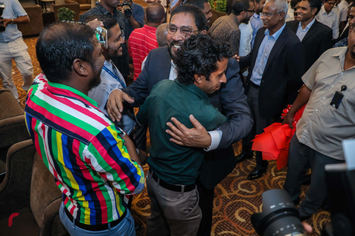 4 އޮކްޓޯބަރ 2018: ޖަލު ޙުކުމެއް ތަންފީޒުކުރައްވަމުން ބޭސްފަރުވާއަށް ރާއްޖެއިން ބޭރަށް ވަޑައިގެން ޖަރުމަނުވިލާތުގައި ގިނަ ދުވަސްތަކެއް ހޭދަ ކުރެއްވުމަށްފަހު ޤާސިމް ރާއްޖެ ވަޑައިގަތުމުން މަރުޙަބާ ކިޔަން ގޮސްތިބި ސިޔާސީ ފަރާތްތަކާއި ޤާސިމް ބައްދަލު ކުރައްވަނީ