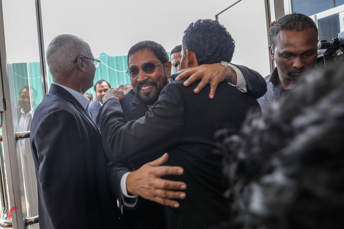 4 އޮކްޓޯބަރ 2018: ޖަލު ޙުކުމެއް ތަންފީޒުކުރައްވަމުން ބޭސްފަރުވާއަށް ރާއްޖެއިން ބޭރަށް ވަޑައިގެން ޖަރުމަނުވިލާތުގައި ގިނަ ދުވަސްތަކެއް ހޭދަ ކުރެއްވުމަށްފަހު ޤާސިމް މާލެ ވަޑައިގަތުމުން މަރުޙަބާ ކިޔަން ގޮސްތިބި ސިޔާސީ ފަރާތްތަކާއި ޤާސިމް ބައްދަލު ކުރައްވަނީ