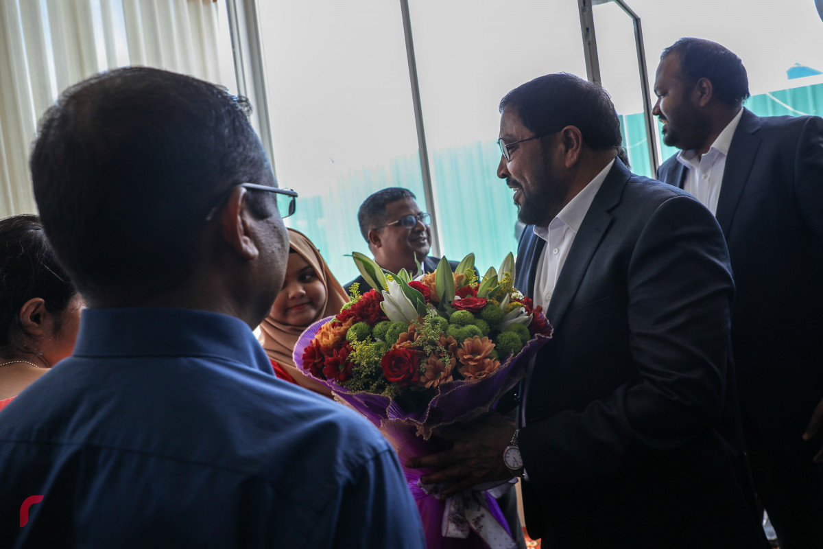 4 އޮކްޓޯބަރ 2018: ޖަލު ޙުކުމެއް ތަންފީޒުކުރައްވަމުން ބޭސްފަރުވާއަށް ރާއްޖެއިން ބޭރަށް ވަޑައިގެން ޖަރުމަނުވިލާތުގައި ގިނަ ދުވަސްތަކެއް ހޭދަ ކުރެއްވުމަށްފަހު ޤާސިމް ރާއްޖެ ވަޑައިގަތުމުން މަރުޙަބާ ކިޔަން ގޮސްތިބި ފަރާތްތަކާއި ޤާސިމް ބައްދަލު ކުރައްވަނީ