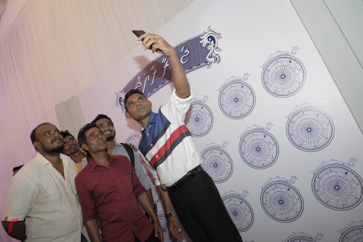 އޮކްޓޫބަރު 4، 2018: ރިޔާސީ އިންތިހާބު ކާމިޔާބުކުރުމާއި ގުޅިގެން ހެންވޭރު ރައްޔިތުންނާއިއެކު ދަރުބާރުގޭގައި ބޭއްވި އުފާފާޅުކުރުމުގެ ހަރަކާތްތަކުގެ ތެރެއިން