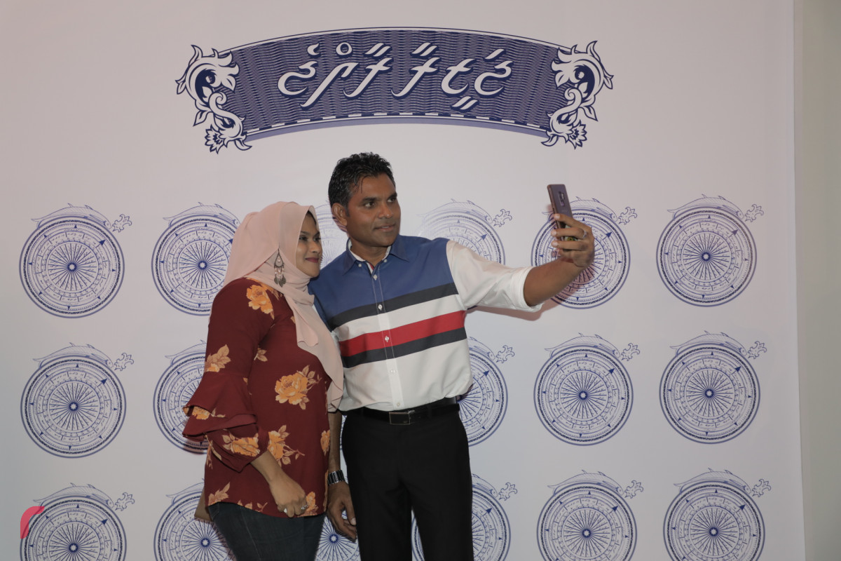 އޮކްޓޫބަރު 4، 2018: ރިޔާސީ އިންތިހާބު ކާމިޔާބުކުރުމާއި ގުޅިގެން ހެންވޭރު ރައްޔިތުންނާއިއެކު ދަރުބާރުގޭގައި ބޭއްވި އުފާފާޅުކުރުމުގެ ހަރަކާތްތަކުގެ ތެރެއިން