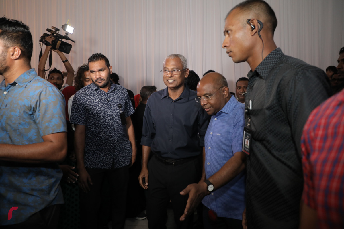 އޮކްޓޫބަރު 4، 2018: ރިޔާސީ އިންތިހާބު ކާމިޔާބުކުރުމާއި ގުޅިގެން ހެންވޭރު ރައްޔިތުންނާއިއެކު ދަރުބާރުގޭގައި ބޭއްވި އުފާފާޅުކުރުމުގެ ހަރަކާތްތަކުގެ ތެރެއިން