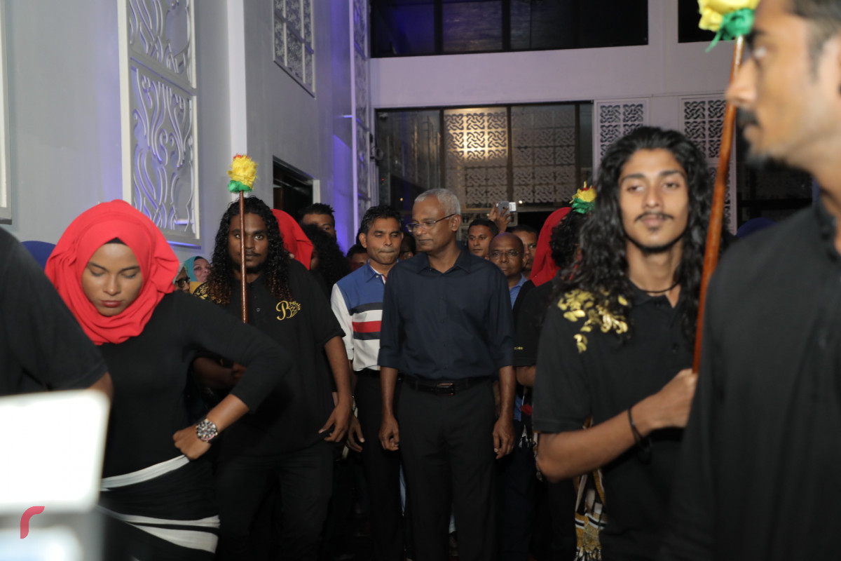 އޮކްޓޫބަރު 4، 2018: ރިޔާސީ އިންތިހާބު ކާމިޔާބުކުރުމާއި ގުޅިގެން ހެންވޭރު ރައްޔިތުންނާއިއެކު ދަރުބާރުގޭގައި ބޭއްވި އުފާފާޅުކުރުމުގެ ހަރަކާތްތަކުގެ ތެރެއިން