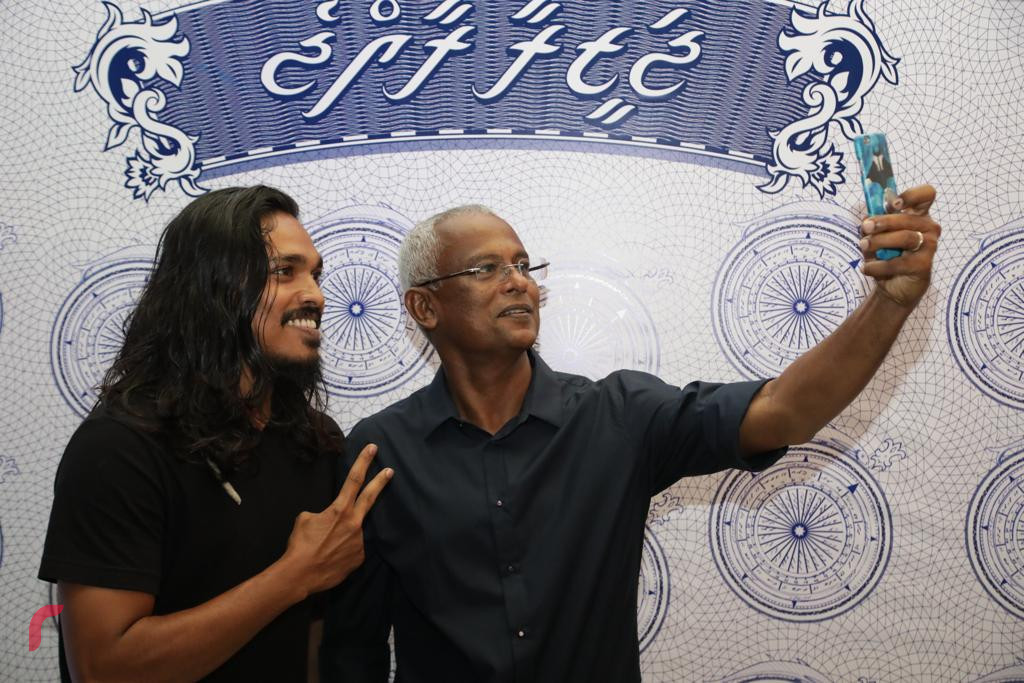 އޮކްޓޫބަރު 4، 2018: ރިޔާސީ އިންތިހާބު ކާމިޔާބުކުރުމާއި ގުޅިގެން ހެންވޭރު ރައްޔިތުންނާއިއެކު ދަރުބާރުގޭގައި ބޭއްވި އުފާފާޅުކުރުމުގެ ހަރަކާތްތަކުގެ ތެރެއިން