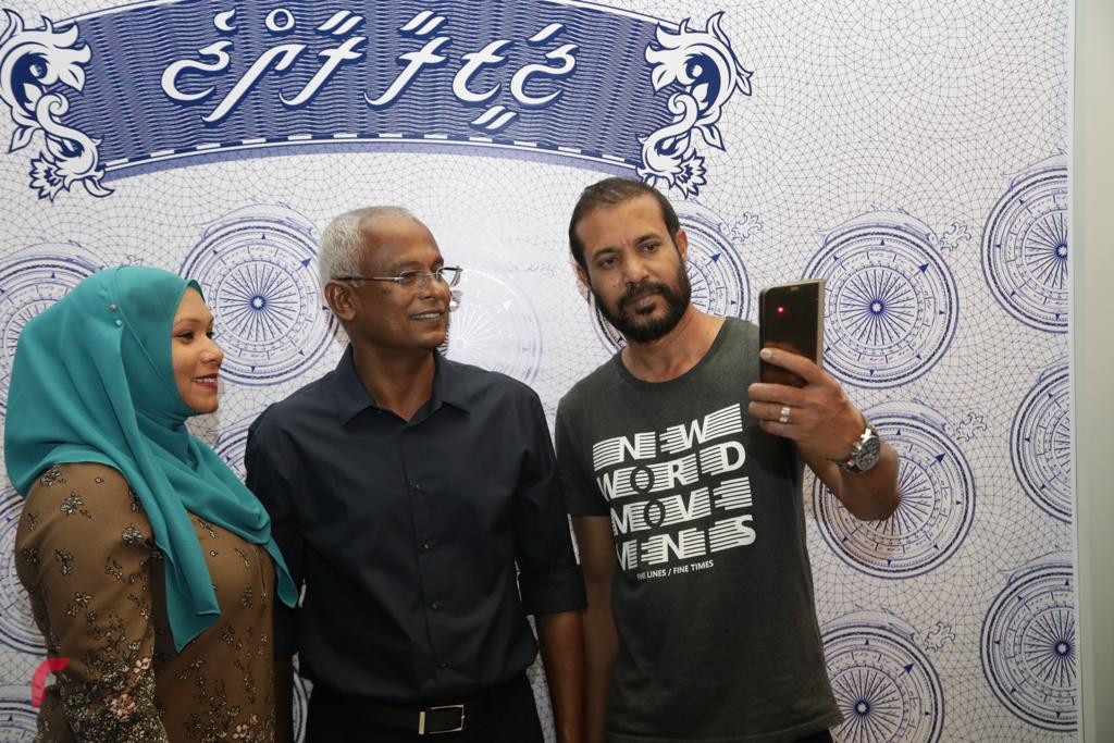 އޮކްޓޫބަރު 4، 2018: ރިޔާސީ އިންތިހާބު ކާމިޔާބުކުރުމާއި ގުޅިގެން ހެންވޭރު ރައްޔިތުންނާއިއެކު ދަރުބާރުގޭގައި ބޭއްވި އުފާފާޅުކުރުމުގެ ހަރަކާތްތަކުގެ ތެރެއިން