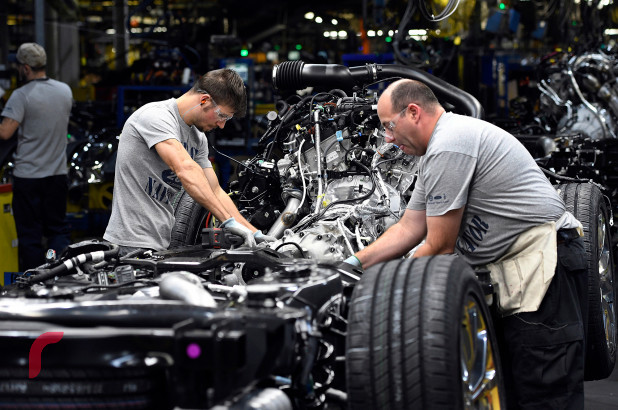 ފޯޑް ކުންފުނީގެ ދެ މުވައްޒަފަކު ފޯޑް ކެންޓަކީގައި ޓްރަކެއް އެސެމްބްލް ކުރަނީ