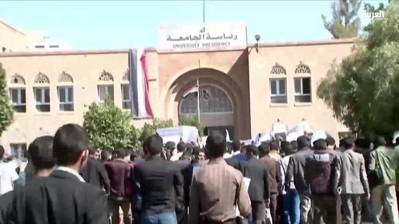 ޔަމަނުގެ ސަންއާ ޔުނިވާސިޓީގެ މައި ދޮރު ކުރިމަތީގައި ބެރިކޭޑް ވަނީ ޖަހާފައި