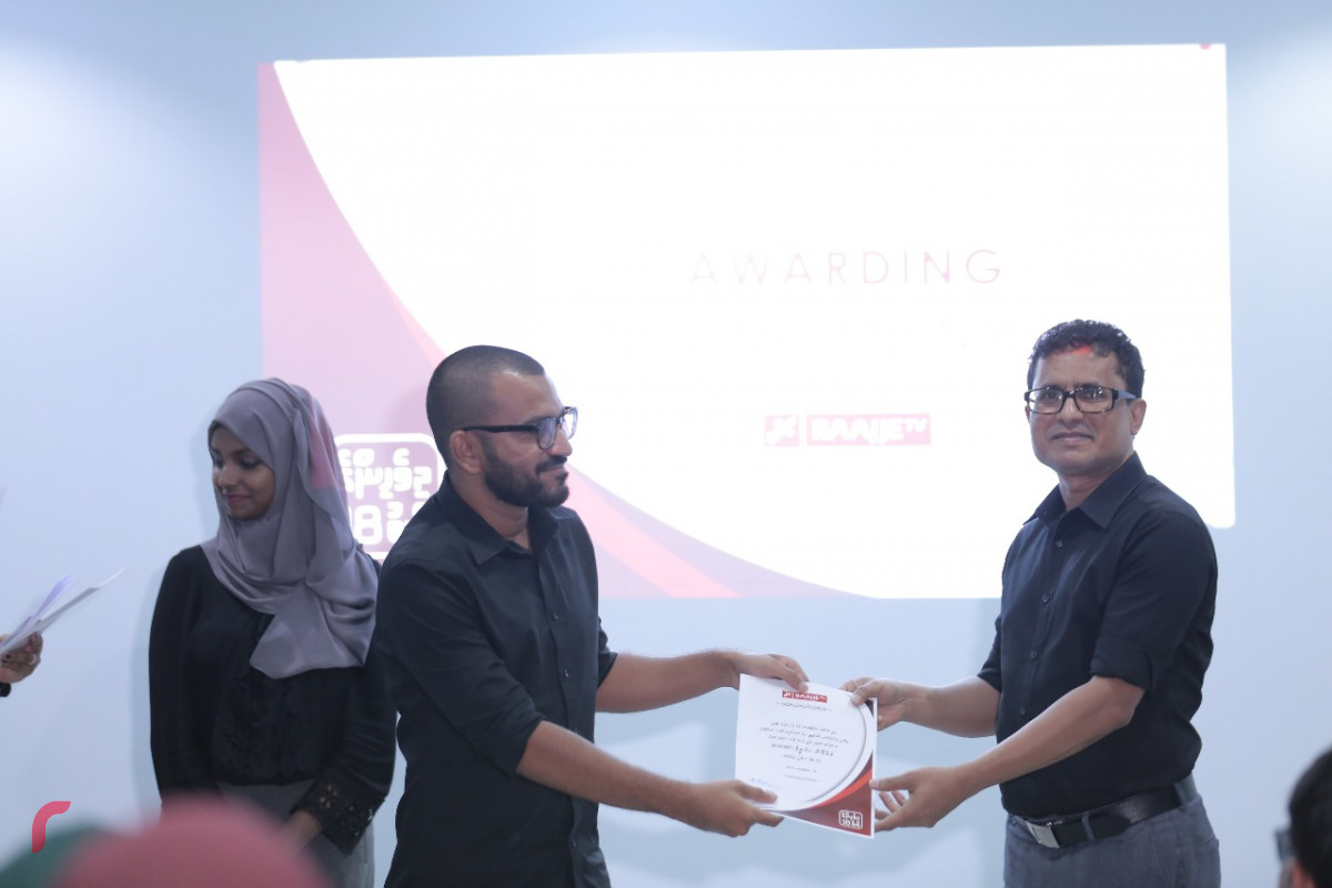 އޯގަސްޓް 6، 2018: މި އަހަރުގެ ރިޔާސީ އިންތިހާބުގެ ނަތީޖާ އާއި މައުލޫމާތު ރައްޔިތުންނާއި ހަމައަށް ގެނެސްދިނުމަށްޓަކައި ރާއްޖެޓީވީން ގެނެސްދިން ހާއްސަ ކަވަރޭޖްގައި ބައިވެރިވި ފަރާތްތަކުގެ މަސައްކަތް ފާހަގަކޮށް އިނާމް ދިނުމަށް ބޭއްވި ރަސްމިއްޔާތުގައި ކަވަރޭޖްގެ ބައިވެރިންނަށް ސެޓިފިކެޓް ހަވާލުކުރަނީ