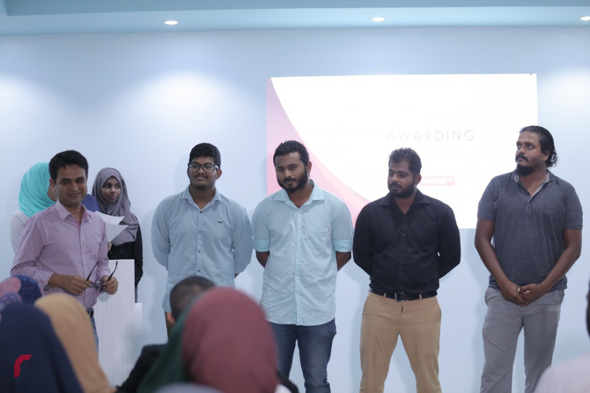 އޯގަސްޓް 6، 2018: މި އަހަރުގެ ރިޔާސީ އިންތިހާބުގެ ނަތީޖާ އާއި މައުލޫމާތު ރައްޔިތުންނާއި ހަމައަށް ގެނެސްދިނުމަށްޓަކައި ރާއްޖެޓީވީން ގެނެސްދިން ހާއްސަ ކަވަރޭޖްގައި ބައިވެރިވި ފަރާތްތަކުގެ މަސައްކަތް ފާހަގަކޮށް އިނާމް ދިނުމަށް ބޭއްވި ރަސްމިއްޔާތުގެ ތެރެއިން