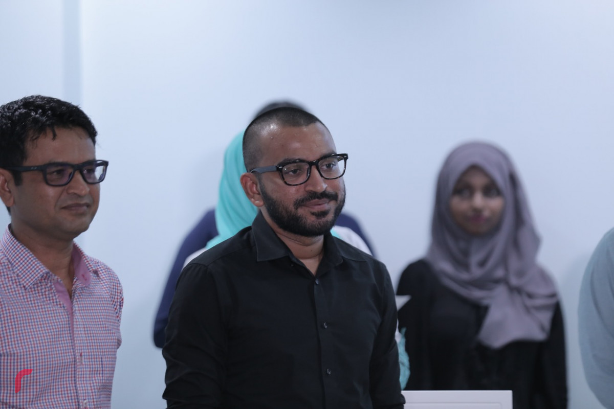 އޯގަސްޓް 6، 2018: މި އަހަރުގެ ރިޔާސީ އިންތިހާބުގެ ނަތީޖާ އާއި މައުލޫމާތު ރައްޔިތުންނާއި ހަމައަށް ގެނެސްދިނުމަށްޓަކައި ރާއްޖެޓީވީން ގެނެސްދިން ހާއްސަ ކަވަރޭޖްގައި ބައިވެރިވި ފަރާތްތަކުގެ މަސައްކަތް ފާހަގަކޮށް އިނާމް ދިނުމަށް ބޭއްވި ރަސްމިއްޔާތުގެ ތެރެއިން