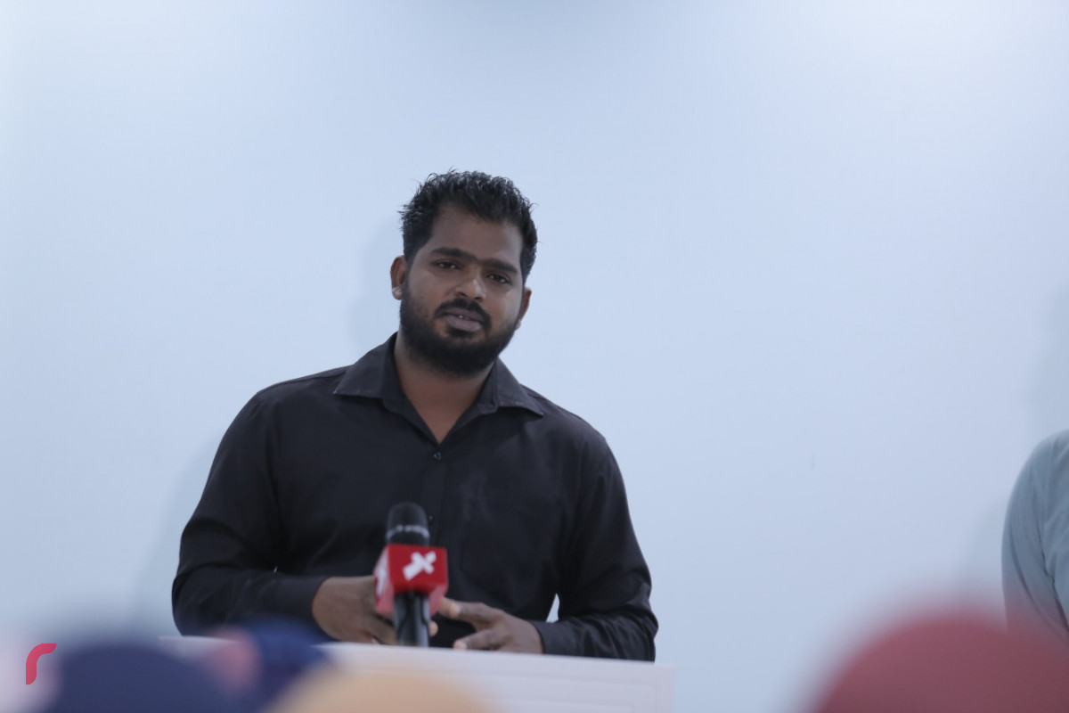 އޯގަސްޓް 6، 2018: މި އަހަރުގެ ރިޔާސީ އިންތިހާބުގެ ނަތީޖާ އާއި މައުލޫމާތު ރައްޔިތުންނާއި ހަމައަށް ގެނެސްދިނުމަށްޓަކައި ރާއްޖެޓީވީން ގެނެސްދިން ހާއްސަ ކަވަރޭޖްގައި ބައިވެރިވި ފަރާތްތަކުގެ މަސައްކަތް ފާހަގަކޮށް އިނާމް ދިނުމަށް ބޭއްވި ރަސްމިއްޔާތުގައި، ރާއްޖެ ޓީވީގެ ވީޑިއޯ ޖާނަލިސްޓް މުރުޝިދު ވާހަކަ ދައްކަނީ