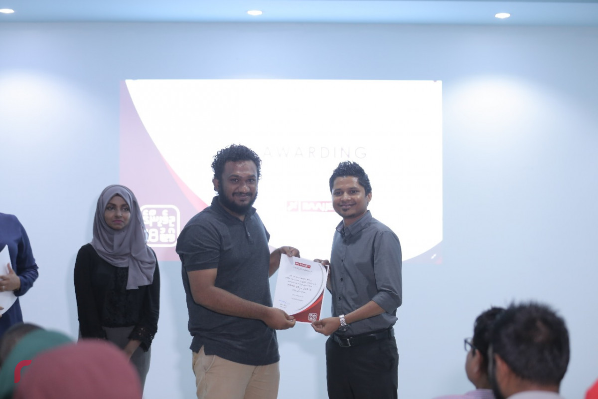 އޯގަސްޓް 6، 2018: މި އަހަރުގެ ރިޔާސީ އިންތިހާބުގެ ނަތީޖާ އާއި މައުލޫމާތު ރައްޔިތުންނާއި ހަމައަށް ގެނެސްދިނުމަށްޓަކައި ރާއްޖެޓީވީން ގެނެސްދިން ހާއްސަ ކަވަރޭޖްގައި ބައިވެރިވި ފަރާތްތަކުގެ މަސައްކަތް ފާހަގަކޮށް އިނާމް ދިނުމަށް ބޭއްވި ރަސްމިއްޔާތުގައި ކަވަރޭޖްގެ ބައިވެރިންނަށް ސެޓިފިކެޓް ހަވާލުކުރަނީ