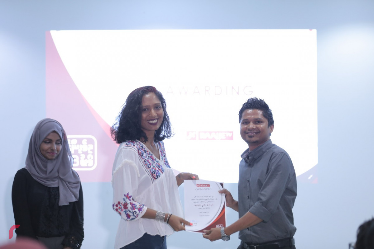 އޯގަސްޓް 6، 2018: މި އަހަރުގެ ރިޔާސީ އިންތިހާބުގެ ނަތީޖާ އާއި މައުލޫމާތު ރައްޔިތުންނާއި ހަމައަށް ގެނެސްދިނުމަށްޓަކައި ރާއްޖެޓީވީން ގެނެސްދިން ހާއްސަ ކަވަރޭޖްގައި ބައިވެރިވި ފަރާތްތަކުގެ މަސައްކަތް ފާހަގަކޮށް އިނާމް ދިނުމަށް ބޭއްވި ރަސްމިއްޔާތުގައި ކަވަރޭޖްގެ ބައިވެރިންނަށް ސެޓިފިކެޓް ހަވާލުކުރަނީ