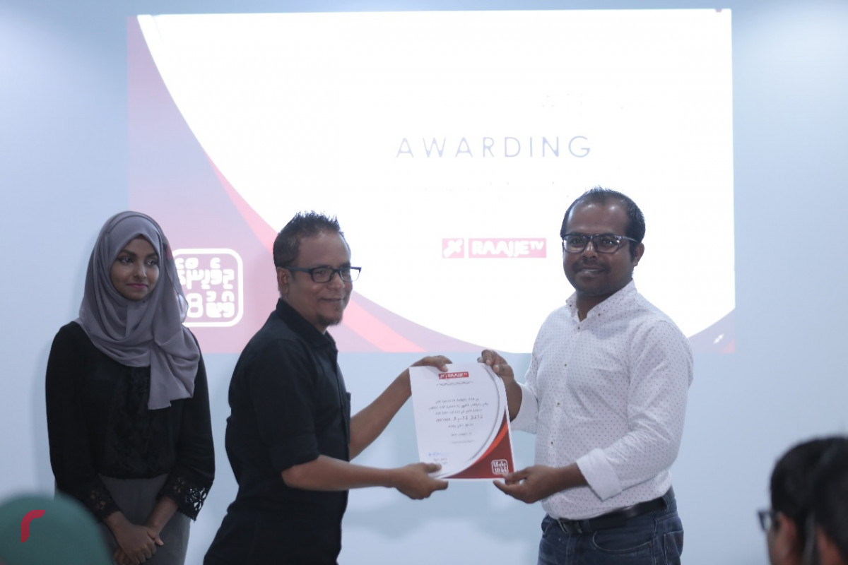 އޯގަސްޓް 6، 2018: މި އަހަރުގެ ރިޔާސީ އިންތިހާބުގެ ނަތީޖާ އާއި މައުލޫމާތު ރައްޔިތުންނާއި ހަމައަށް ގެނެސްދިނުމަށްޓަކައި ރާއްޖެޓީވީން ގެނެސްދިން ހާއްސަ ކަވަރޭޖްގައި ބައިވެރިވި ފަރާތްތަކުގެ މަސައްކަތް ފާހަގަކޮށް އިނާމް ދިނުމަށް ބޭއްވި ރަސްމިއްޔާތުގައި ކަވަރޭޖްގެ ބައިވެރިންނަށް ސެޓިފިކެޓް ހަވާލުކުރަނީ