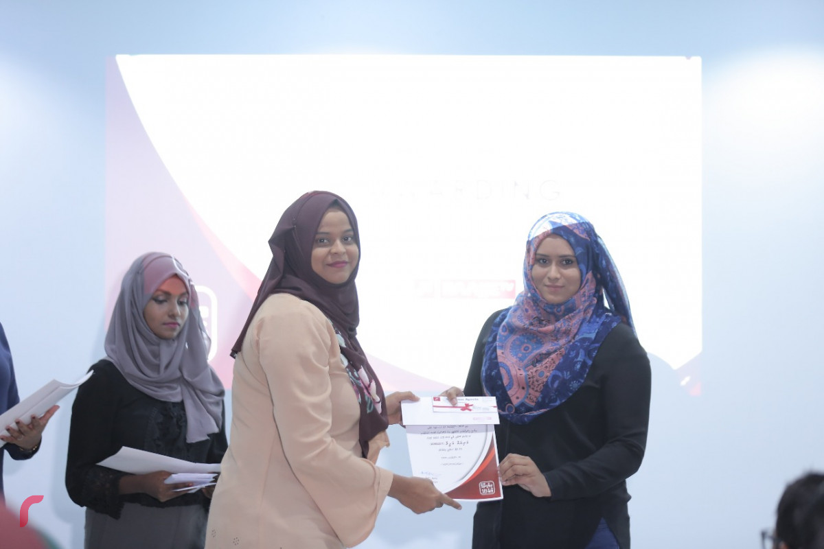 އޯގަސްޓް 6، 2018: މި އަހަރުގެ ރިޔާސީ އިންތިހާބުގެ ނަތީޖާ އާއި މައުލޫމާތު ރައްޔިތުންނާއި ހަމައަށް ގެނެސްދިނުމަށްޓަކައި ރާއްޖެޓީވީން ގެނެސްދިން ހާއްސަ ކަވަރޭޖްގައި ބައިވެރިވި ފަރާތްތަކުގެ މަސައްކަތް ފާހަގަކޮށް އިނާމް ދިނުމަށް ބޭއްވި ރަސްމިއްޔާތުގައި ކަވަރޭޖްގެ ބައިވެރިންނަށް ސެޓިފިކެޓް ހަވާލުކުރަނީ