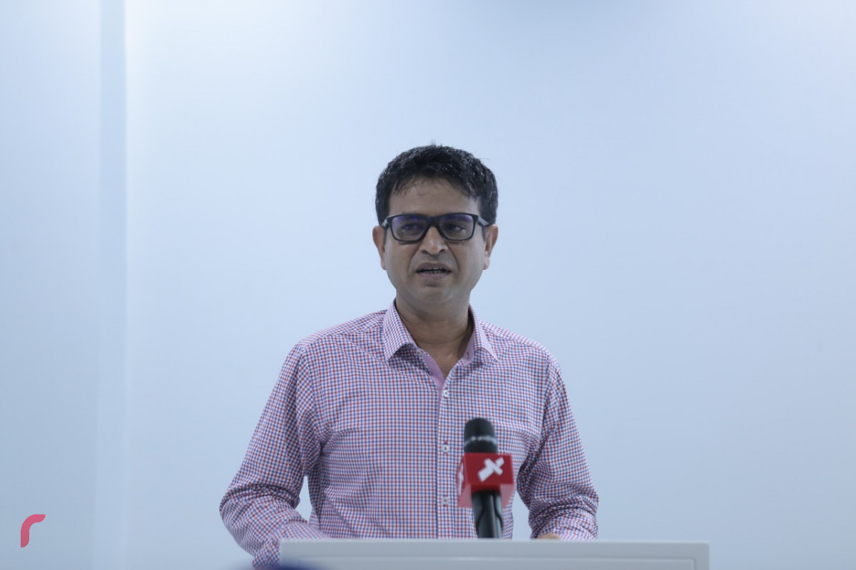 އޯގަސްޓް 6، 2018: މި އަހަރުގެ ރިޔާސީ އިންތިހާބުގެ ނަތީޖާ އާއި މައުލޫމާތު ރައްޔިތުންނާއި ހަމައަށް ގެނެސްދިނުމަށްޓަކައި ރާއްޖެޓީވީން ގެނެސްދިން ހާއްސަ ކަވަރޭޖްގައި ބައިވެރިވި ފަރާތްތަކުގެ މަސައްކަތް ފާހަގަކޮށް އިނާމް ދިނުމަށް ބޭއްވި ރަސްމިއްޔާތުގައި ރާއްޖެ ޓީވީގެ މެނޭގިންގް ޑިރެކްޓަރ އަހްމަދު ސަލީމް ވާހަކަ ދައްކަވަނީ