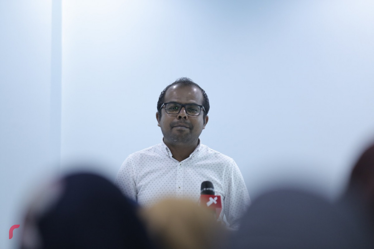 އޯގަސްޓް 6، 2018: މި އަހަރުގެ ރިޔާސީ އިންތިހާބުގެ ނަތީޖާ އާއި މައުލޫމާތު ރައްޔިތުންނާއި ހަމައަށް ގެނެސްދިނުމަށްޓަކައި ރާއްޖެޓީވީން ގެނެސްދިން ހާއްސަ ކަވަރޭޖްގައި ބައިވެރިވި ފަރާތްތަކުގެ މަސައްކަތް ފާހަގަކޮށް އިނާމް ދިނުމަށް ބޭއްވި ރަސްމިއްޔާތުގައި ރާއްޖެ ޓީވީގެ ސީއޯއޯ ހުސައިން ފިޔާޒް މޫސާ ވާހަކަ ދައްކަވަނީ