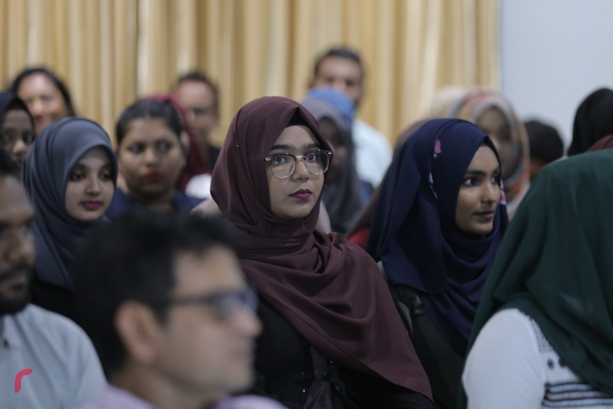 އޯގަސްޓް 6، 2018: މި އަހަރުގެ ރިޔާސީ އިންތިހާބުގެ ނަތީޖާ އާއި މައުލޫމާތު ރައްޔިތުންނާއި ހަމައަށް ގެނެސްދިނުމަށްޓަކައި ރާއްޖެޓީވީން ގެނެސްދިން ހާއްސަ ކަވަރޭޖްގައި ބައިވެރިވި ފަރާތްތަކުގެ މަސައްކަތް ފާހަގަކޮށް އިނާމް ދިނުމަށް ބޭއްވި ރަސްމިއްޔާތުގެ ތެރެއިން