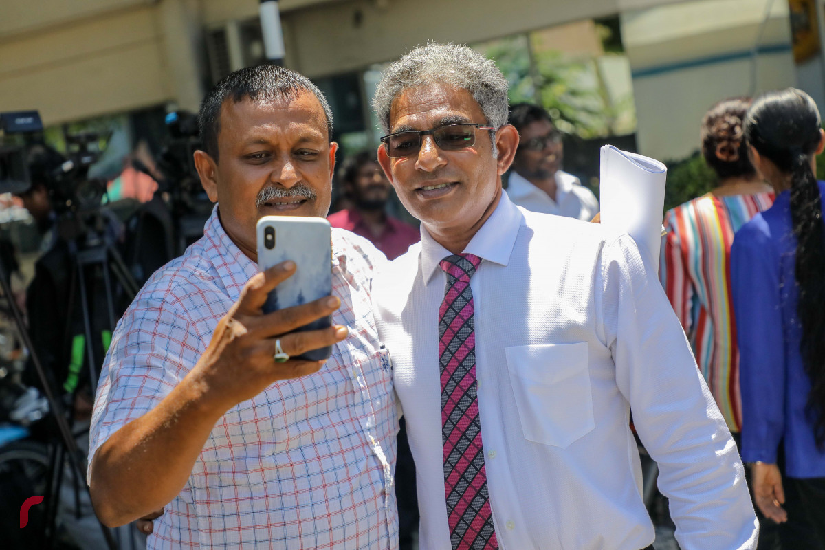 އޮކްޓޯބަރ 8، 2018: ރައްޔިތުންގެ މަޖިޅީހުގެ މެންބަރުކަން ގެއްލިފައިވާ ކަމަށް ސަރުކާރާއި ބައެއް މުއައްސަސާތަކުން ބުނެފައިވާ ތުލުސްދޫ ދާއިރާގެ މެންބަރު މުޙައްމަދު ވަހީދު އިބްރާހިމްގެ މެންބަރުކަން ނުގެއްލޭ ކަމަށް ސުޕްރީމް ކޯޓުން ކަނޑައެޅުމާއި ގުޅިގެން އާންމު ރައްޔިތަކު ވަހީދަށް މަރުހަބާ ދަންނަވައި އެކުގައި ފޮޓޯއެއް ނަގަނީ