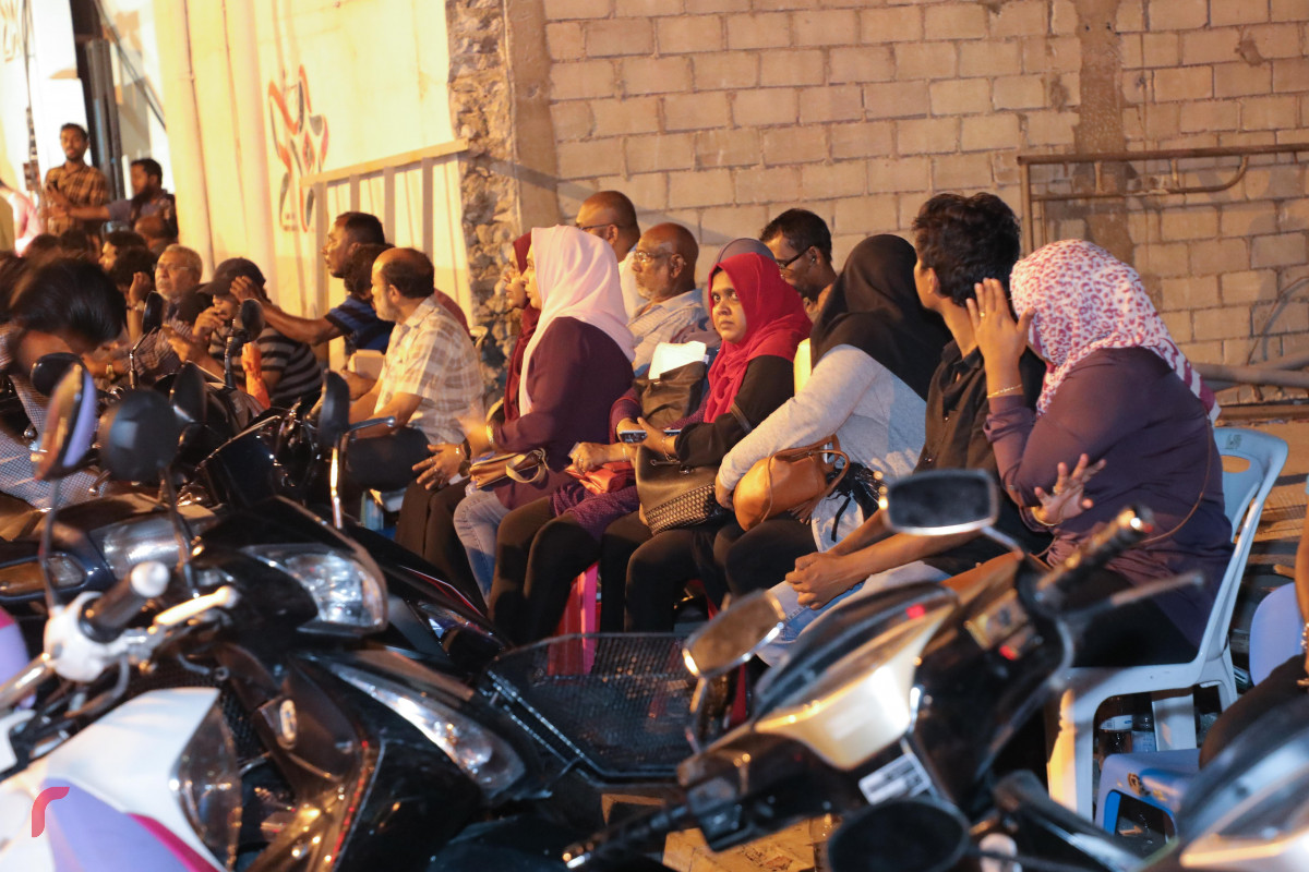 އޮކްޓޫބަރު 11، 2018: މާލޭ ފުޑްކޯޓުތައް ހިމެނޭ ސަރަހައްދުގައި ހުންނަ ހައުސިން މިނިސްޓްރީ ކައިރީގައި ހަދާފައިވާ ކިޔޫގައި ގިނަ އަދަދެއްގެ މީހުން މަޑުކޮށްގެން، ހައުސިންގް މިނިސްޓްރީއިން 400 ގޯތި ވިއްކަން އިއުލާންކުރުމާ ގުޅިގެން ގިނަ އަދަދެއްގެ ފަރާތްތަކުން ފޯމް ހޯދުމަށް ކިޔޫގައި ޖެހެމުންދާއިރު ބުރާސްފަތި ދުވަހު ދޫކުރާ ކިޔޫ ނަންބަރު ހޯދުމަށް ކިޔޫ ހަދަންފެށީ ބުދަ ދުވަހުގެ މެންދުރުފަހުން ފެށިގެން