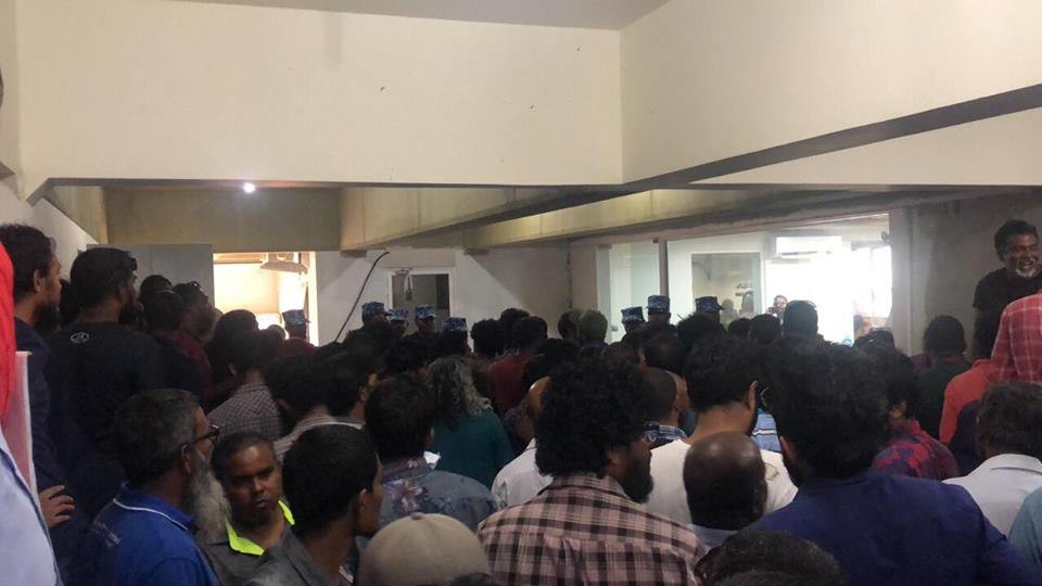 ފޯމު ބަލައިގަތުން ހުއްޓާލި ކަމަށް ބުނުމުން ހައުސިން މިނިސްޓްރީ ތެރޭ މުޒާހަރާ ކުރަނީ