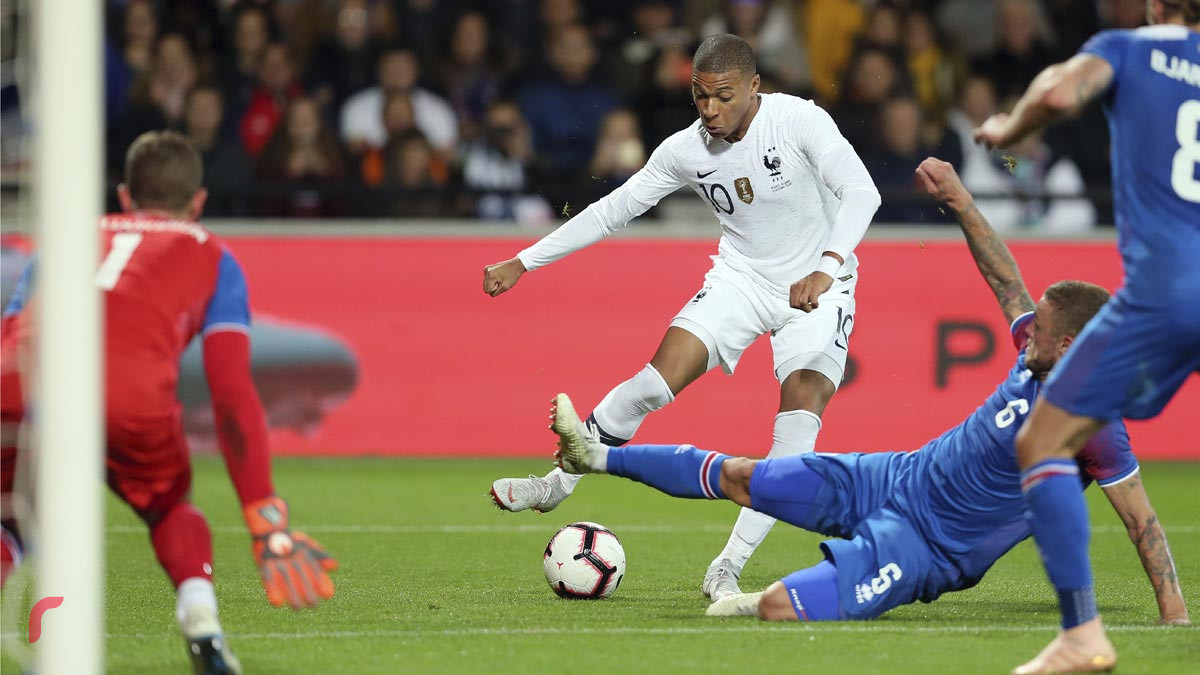 އައިސްލޭންޑާއި ފްރާންސް ކުޅުނު މެޗުގައި އެމްބާޕޭ ހަމަލާއެއް އުފައްދަން މަސައްކަތް ކުރަނީ